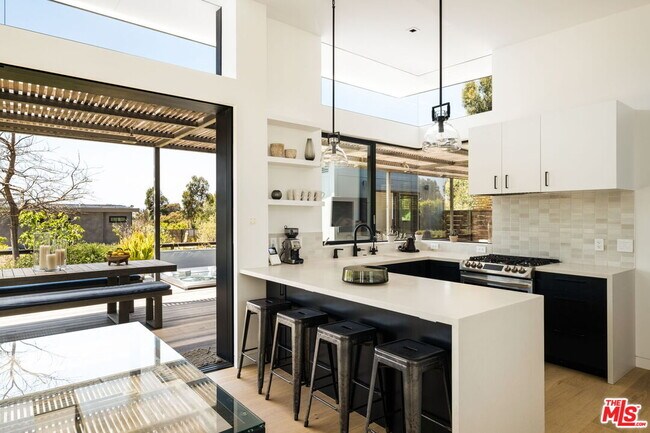 Building Photo - 6755 Dume Dr