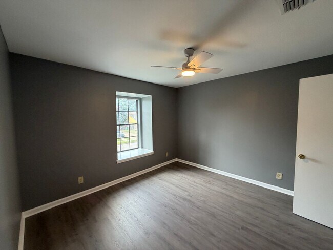 Building Photo - 6074 Little Ln
