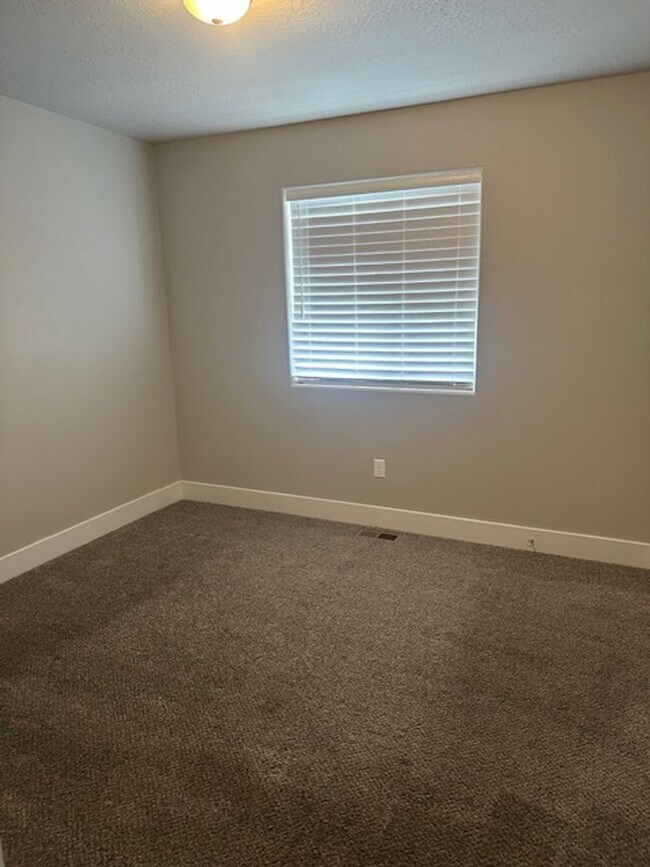 Building Photo - Amazing 3 bed, 2.5 bath with 2 car garage townhome!