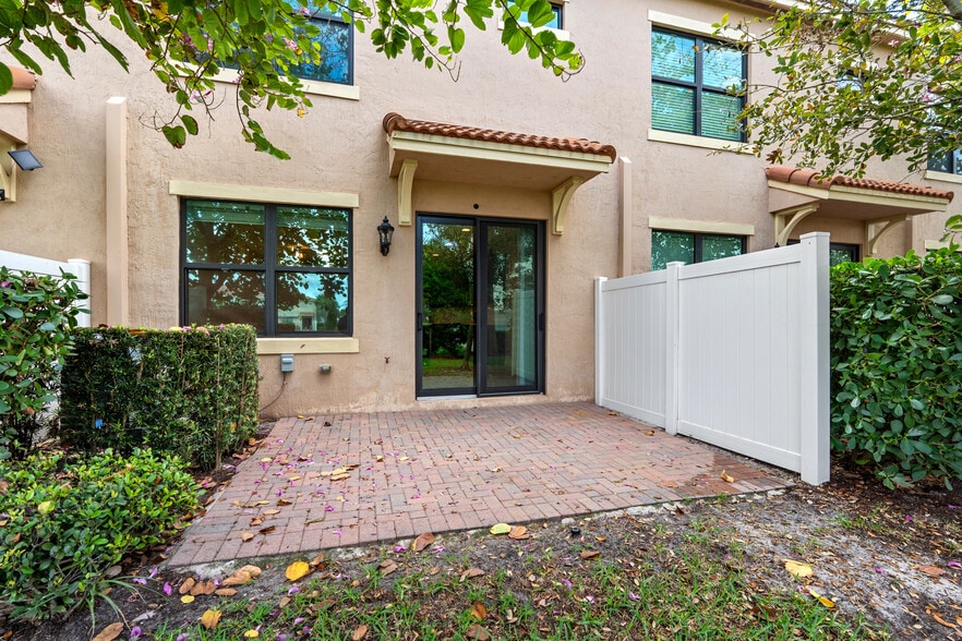 Back Patio - 10103 Akenside Dr