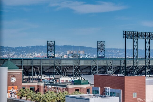 Building Photo - 260 King St