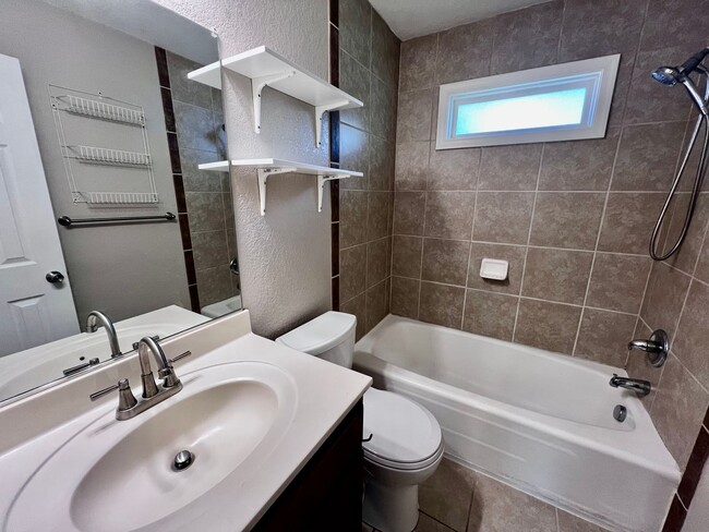 Building Photo - Gorgeous fully renovated 4 bedroom home in...