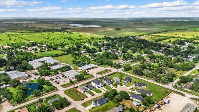 Building Photo - 8 Donna Ct