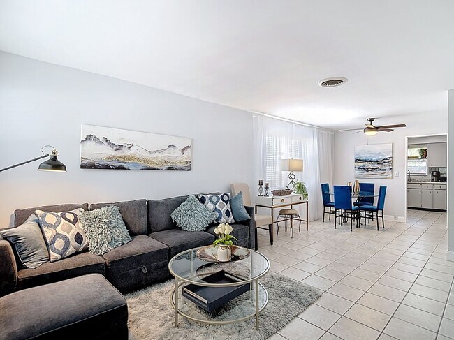 Building Photo - 2 BEDROOM 1 BATH APARTMENT HOME LOCATED IN ST. PETERSBURG, FL
