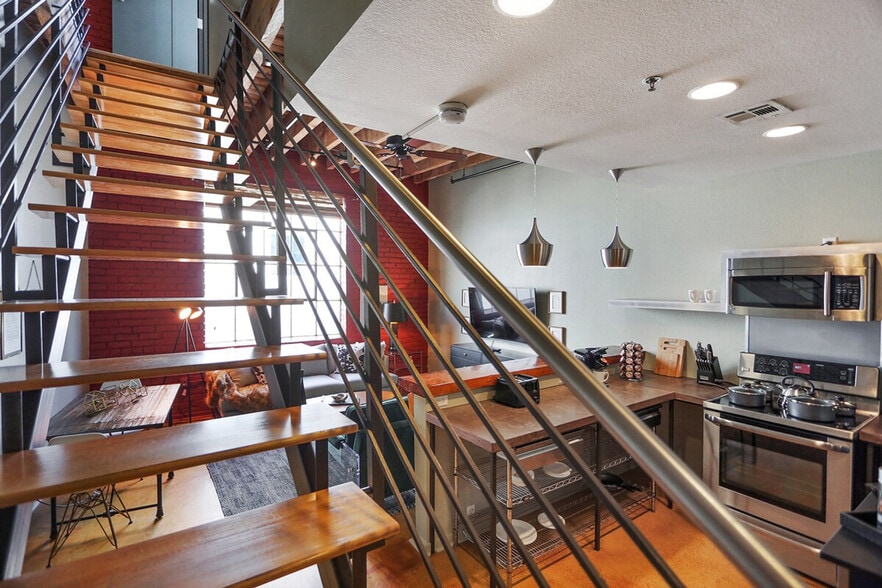 Building Photo - 1041 Constance St