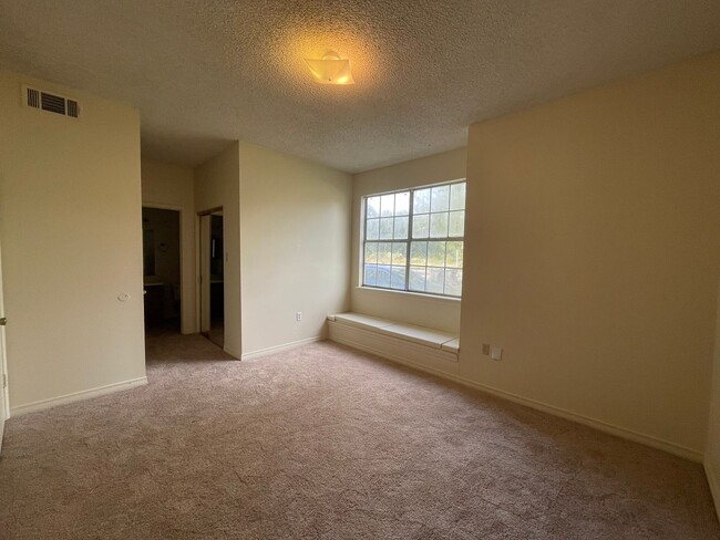 Building Photo - Apartment: Shenandoah Ridge