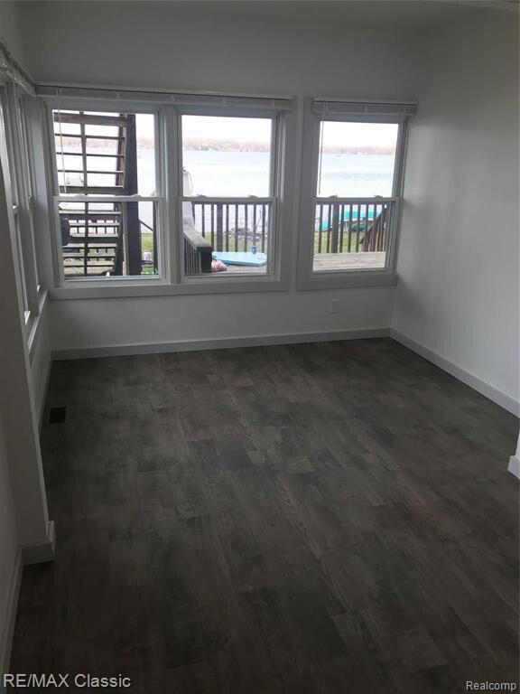 Building Photo - 381 E Shore Dr