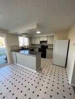 Building Photo - 400 Lola St