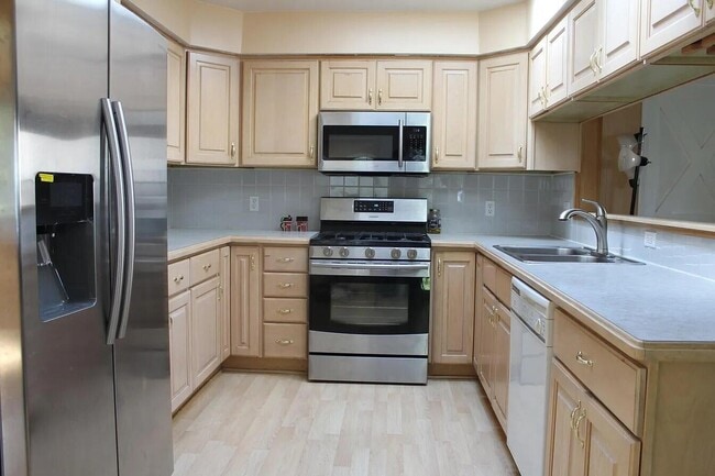 Building Photo - 655 Robinwood Dr