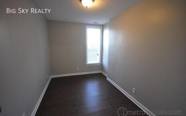 Building Photo - 452 W 3rd Ave