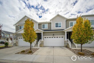 Building Photo - Gorgeous Townhome in Great Location!
