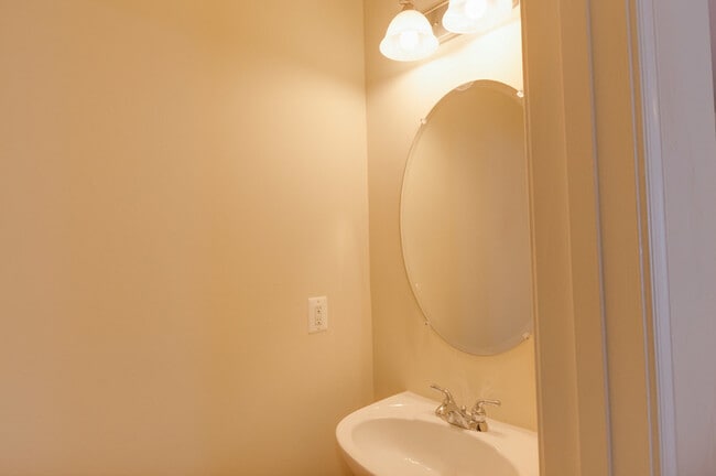 Building Photo - 2170 Saranac Ct