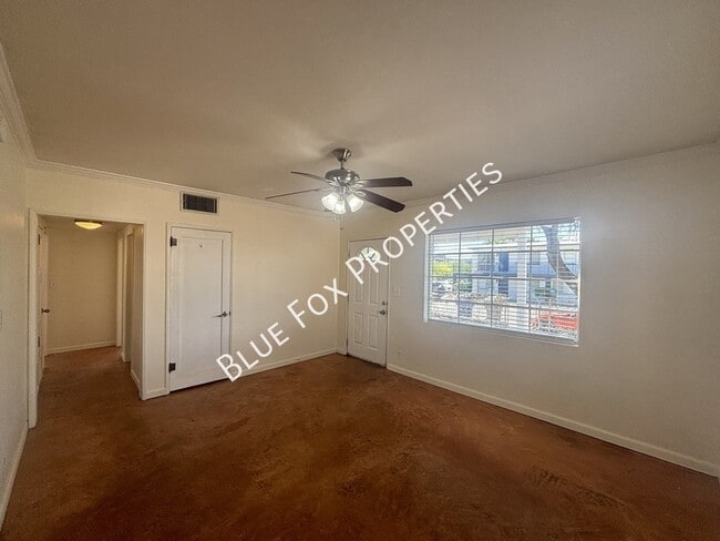 Building Photo - 925 E Adams St