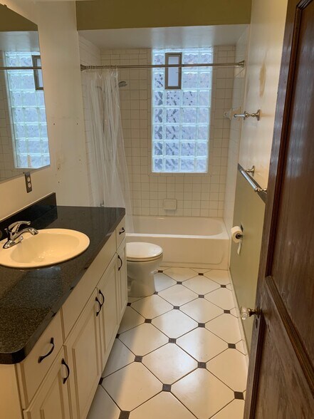 Full Bath - 393 W Grand Blvd