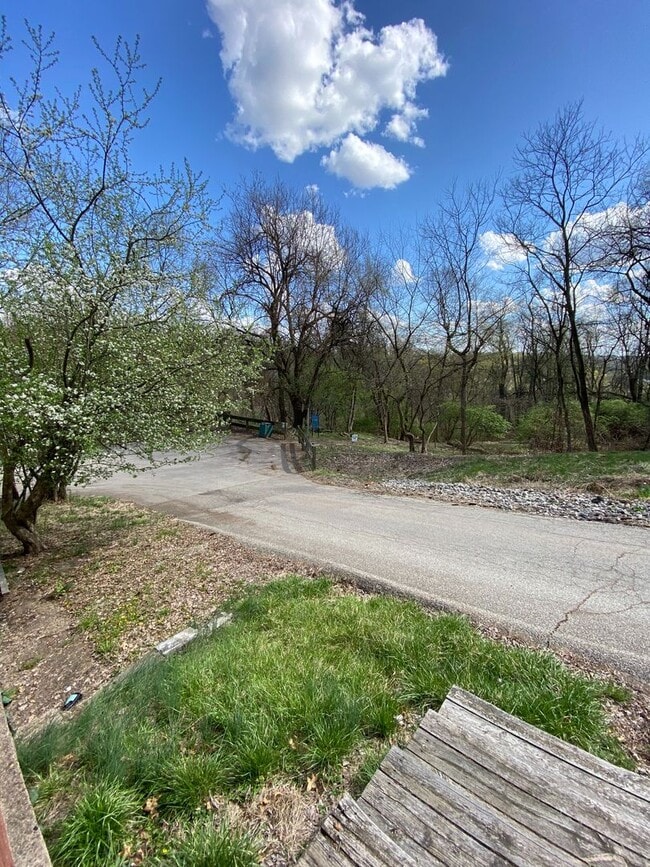 Building Photo - AVAILABLE MAY 2026 - Check out this 2 Bedroom Home w/ Garage in Duquesne Heights!