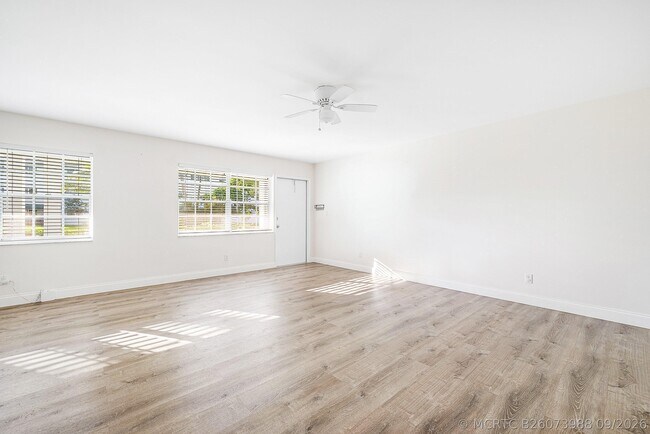 Building Photo - 2455 NE 51st St