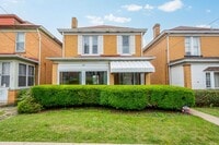 Building Photo - AVAILABLE AUGUST 1ST!! BEAUTIFUL 3 BEDROOM...