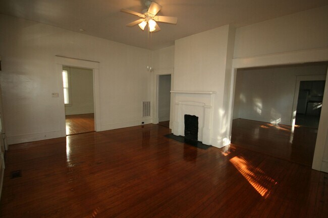 Building Photo - Spacious 3 Bedroom 2 Bath Trinity Park Hou...