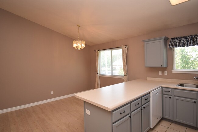 Building Photo - Amazing 3 Bedroom 2.5 Bathroom in SLC!!!