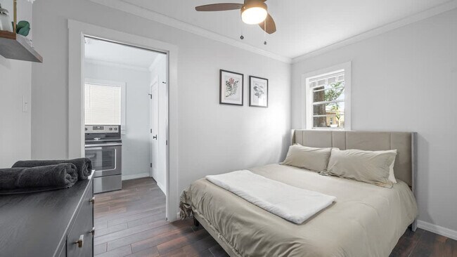 Building Photo - 720 1/2 West Woodlawn Avenue-SI ID1271928P