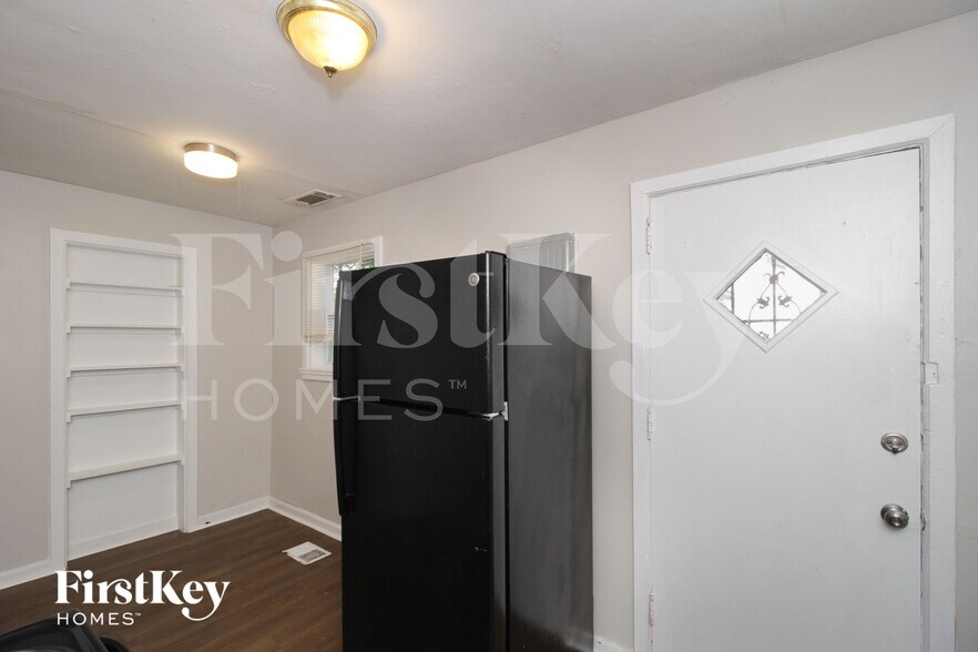 Building Photo - 1800 Oakmont Dr NW