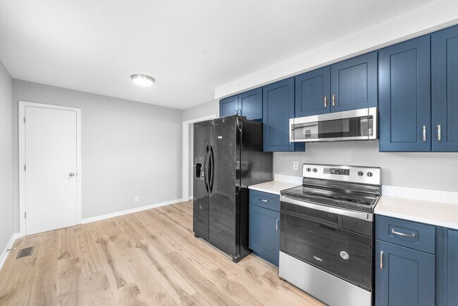 Building Photo - Newly Renovated 3 Bedroom Pet Friendly Hom...