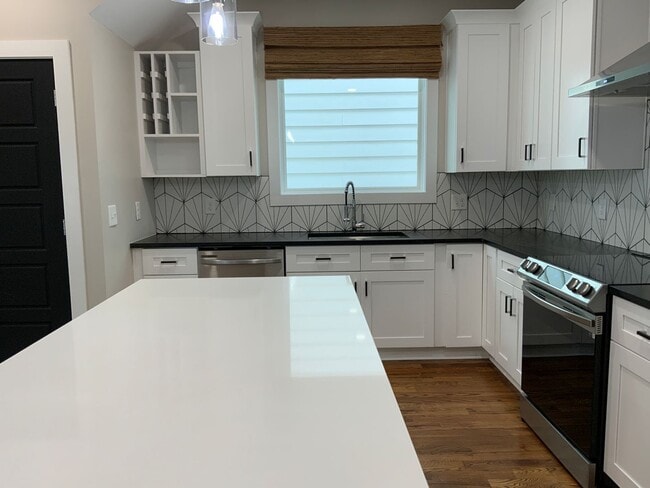 Building Photo - charming 3 bedroom, 3 bathroom home locate...