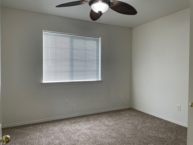 Building Photo - 1050 SE Miller Ave