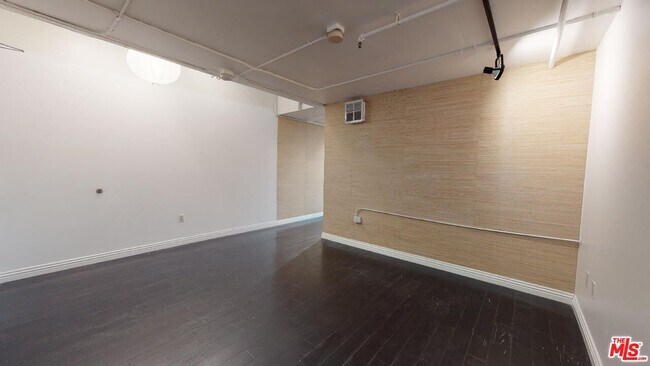 Building Photo - 1130 Flower St