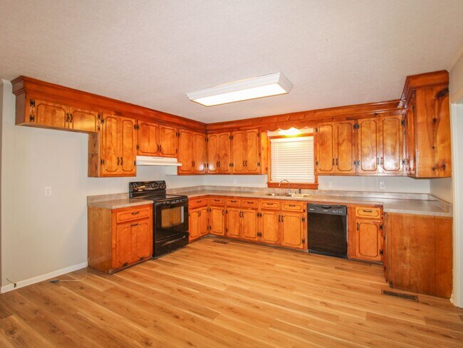 Building Photo - Well maintained brick home in a fantastic location!