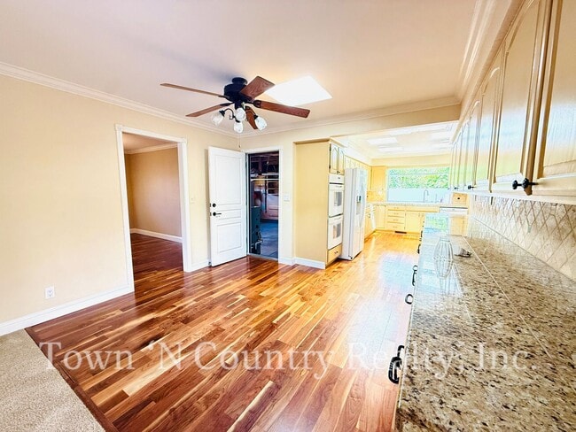 Building Photo - 22369 Ferdinand Ct