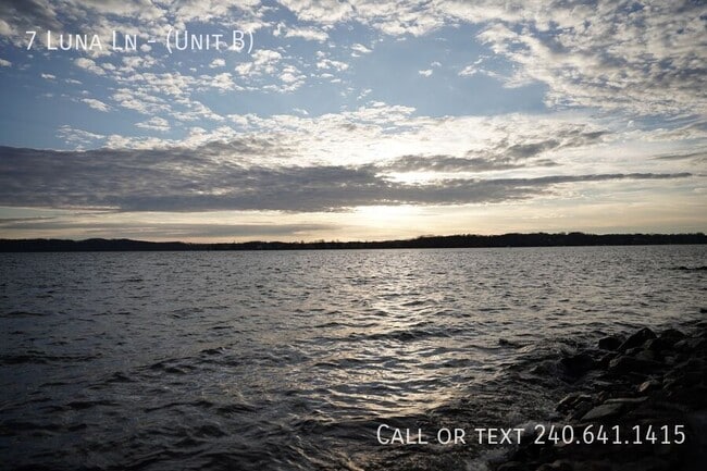 Building Photo - 7 Luna Ln