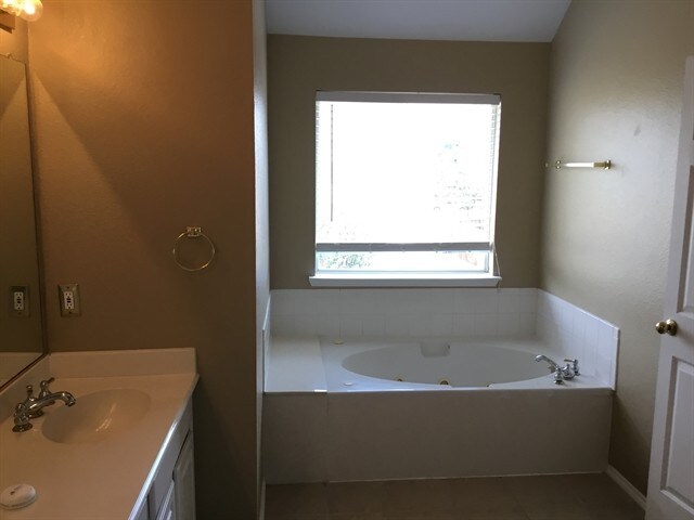 Building Photo - 4300 Brinker Ct