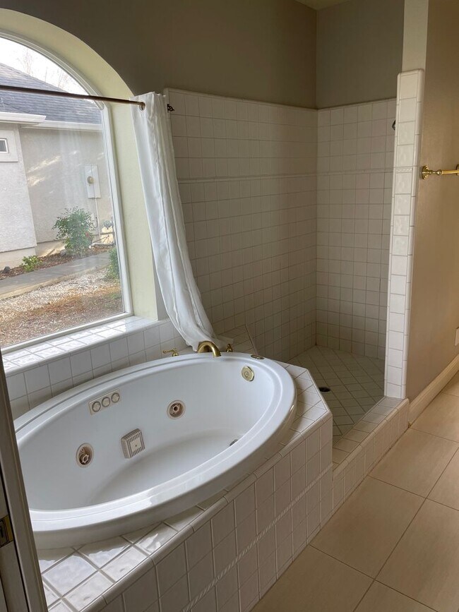 Building Photo - Luxury Living in The Knolls