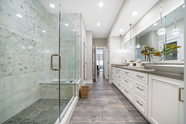 Building Photo - Luxury Fully Furnished 3 Bed 3.5 Bath Townhome in Darlington Ridge