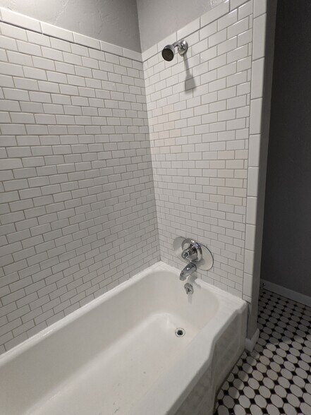 Tub/shower combo - 4324 NW 16th St