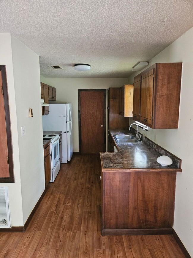 Building Photo - 130 Raymond Dr