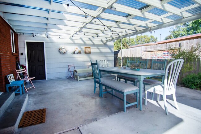 Building Photo - 3413 W Sunset Ave