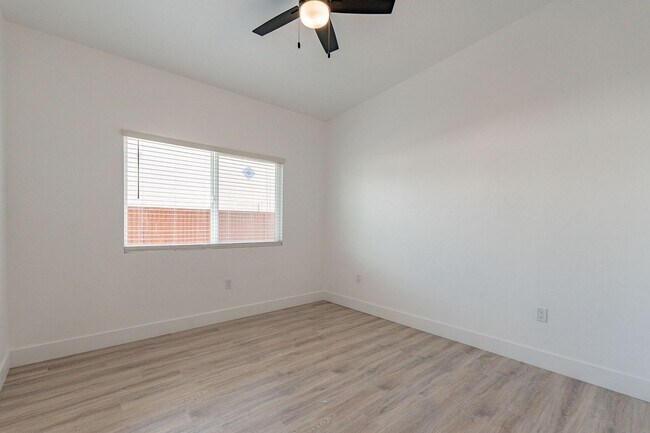 Building Photo - 332-334 N Warren Ave