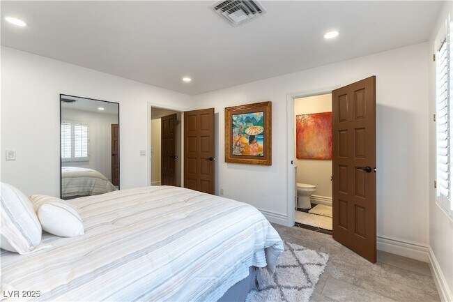 Building Photo - 2845 Queens Courtyard Dr