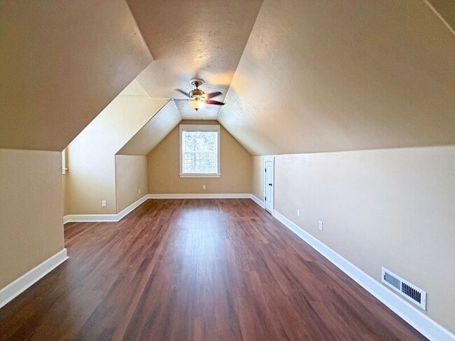 Building Photo - 520 Honeysuckle Ln