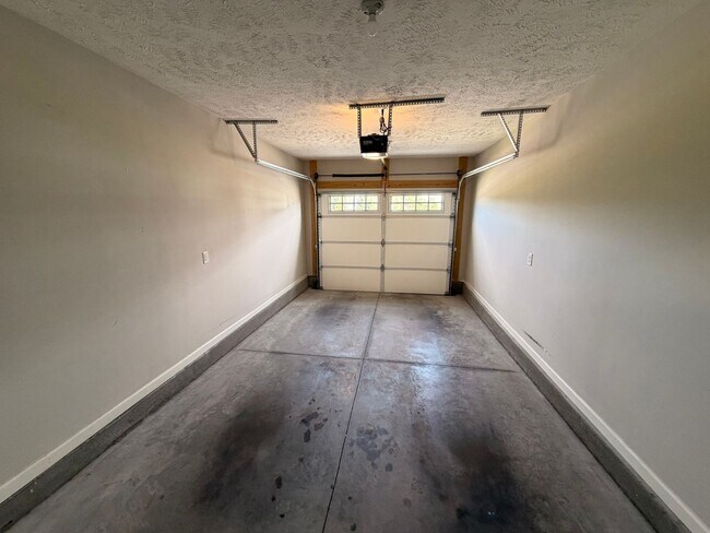 Building Photo - Gorgeous 2 BR 2.5 Bath End Unit Townhome - Available Now in Murfreesboro!