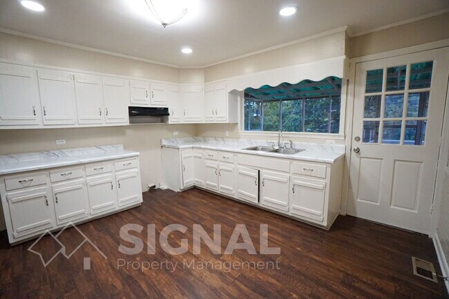 Building Photo - 1194 Birmingham St