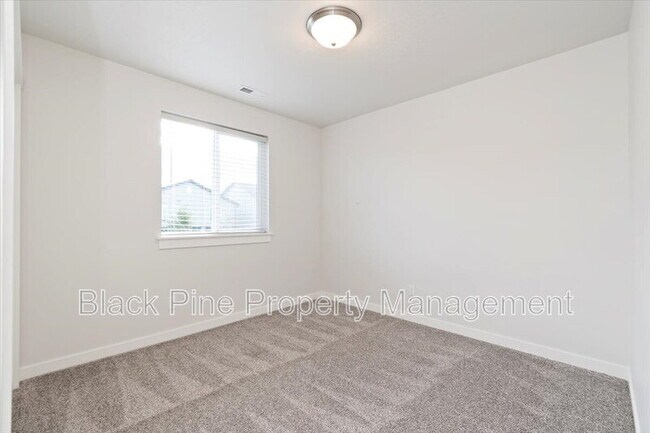 Building Photo - 3098 N Lochness Ave