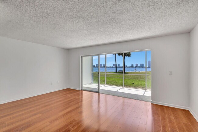Building Photo - 2936 Lake Shore Dr