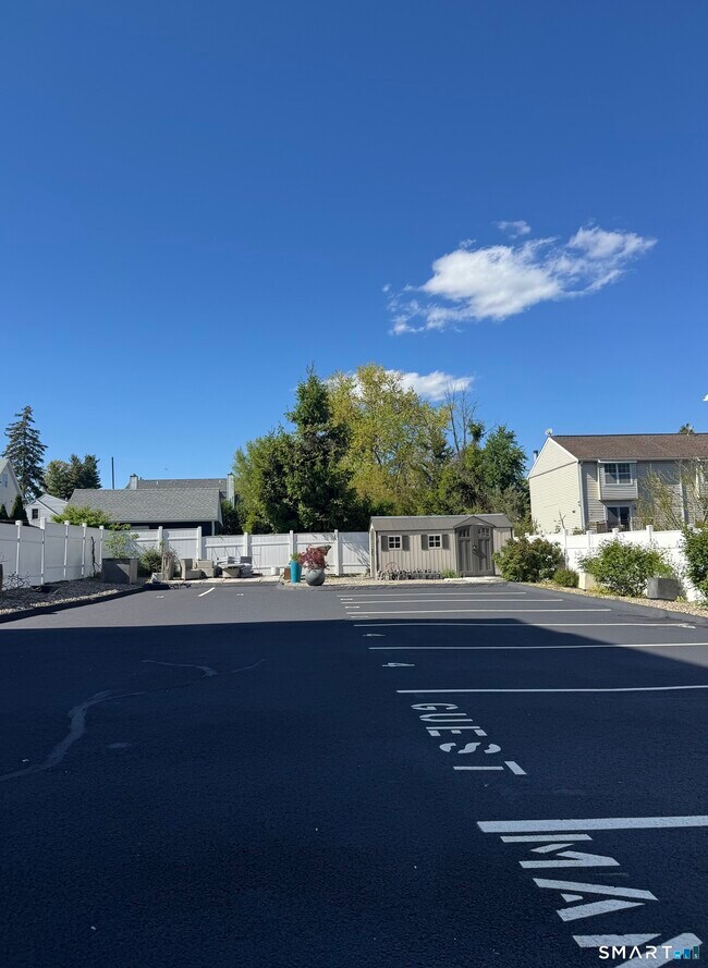 Building Photo - 930 Cove Rd