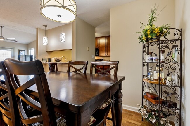 Building Photo - Furnished or Unfurnished Top Floor Condo