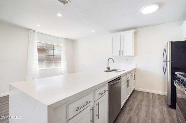 Building Photo - 28801 Conejo View Dr