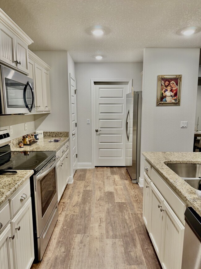 Building Photo - 211 Baycliff Dr