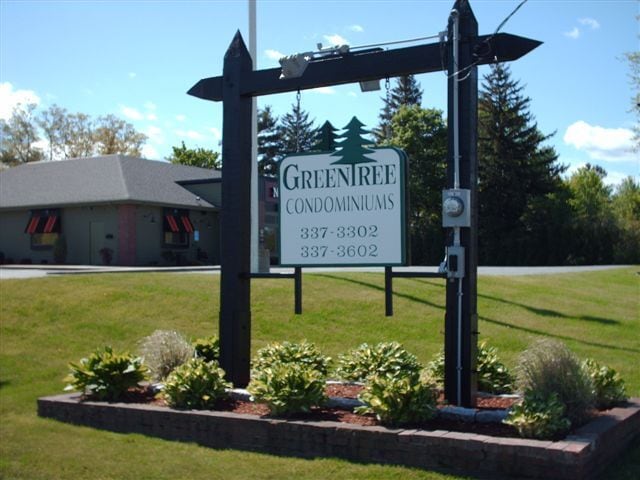 Building Photo - 60 Greentree Ln